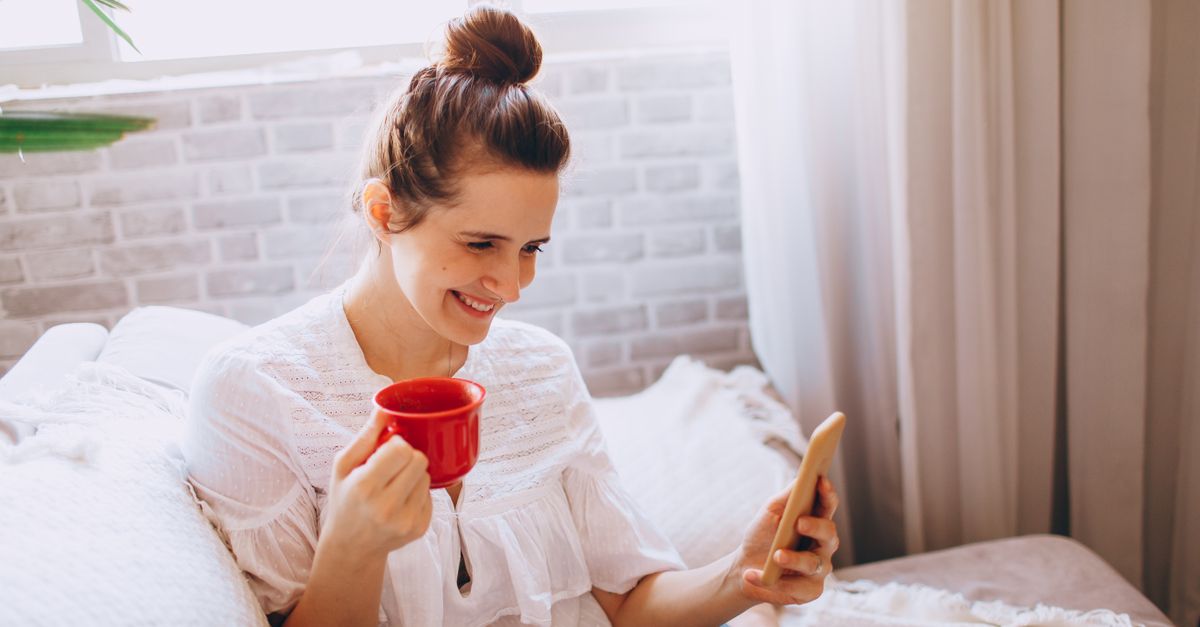 Une femme détendue prenant un café chez elle