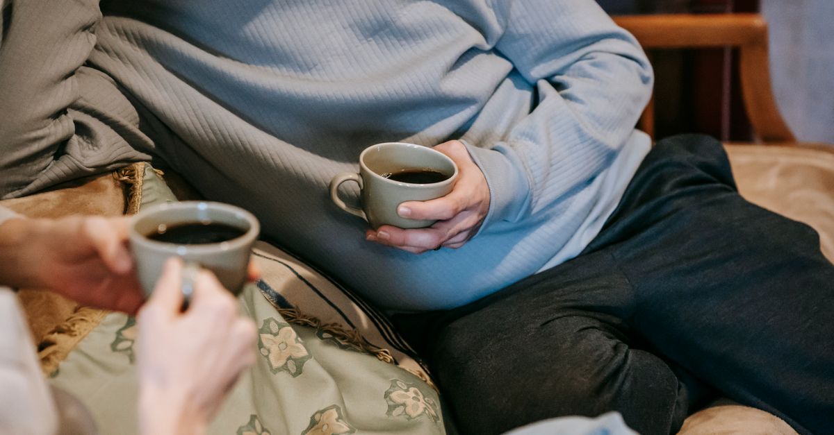 Un couple détendu buvant du café chez eux